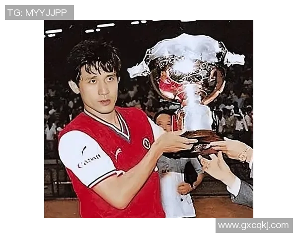 成龙与足球明星的精彩瞬间图文回顾，展现不一样的运动魅力与友谊故事