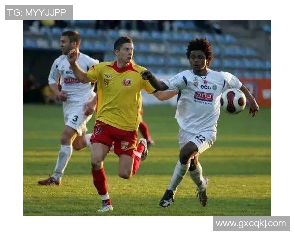 身高18米的足球明星如何在绿茵场上展现超凡魅力与实力