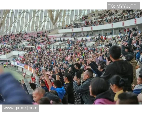 香港足球明星与广西球迷冲突引发广泛关注与讨论 香港足球明星与广西球迷冲突引发广泛关注与讨论