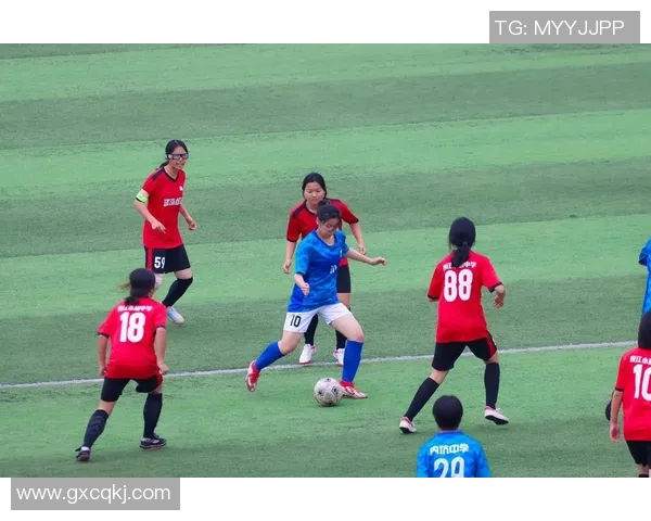 足球明星女友现场观看比赛精彩瞬间视频分享引发热议