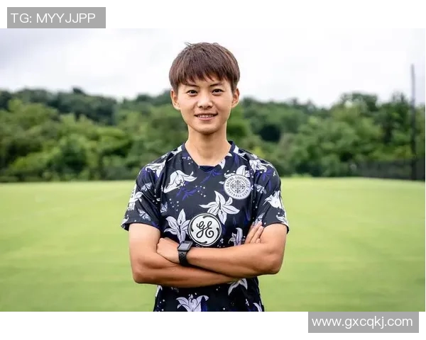 足球明星王霜的简笔画创作与她的足球梦想之旅